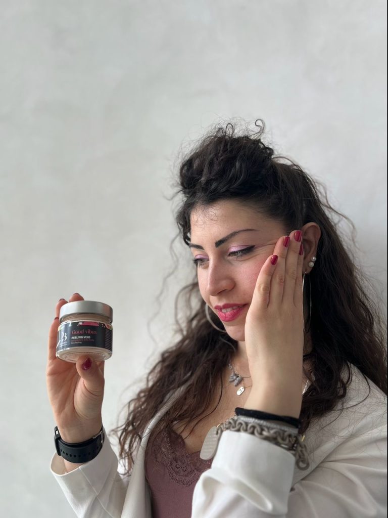 Ragazza che tiene in mano il peeling viso 100% naturale di Dorobèl Good Vibes