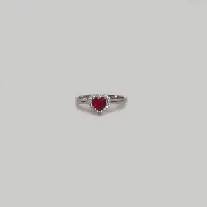 Anello a forma di cuore rosso su sfondo bianco