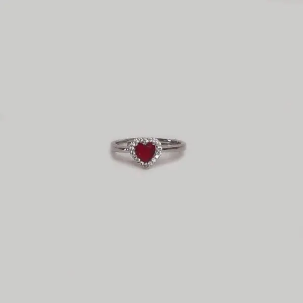 Anello a forma di cuore rosso su sfondo bianco