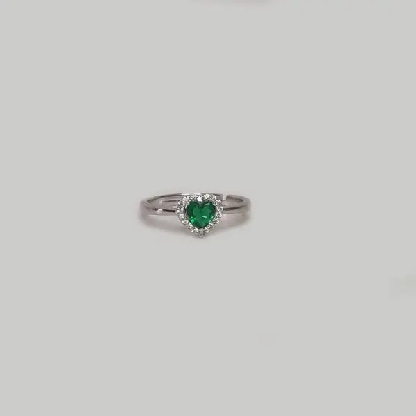 Anello a forma di cuore verde su sfondo bianco