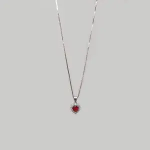 Collana cuore rosso su sfondo bianco