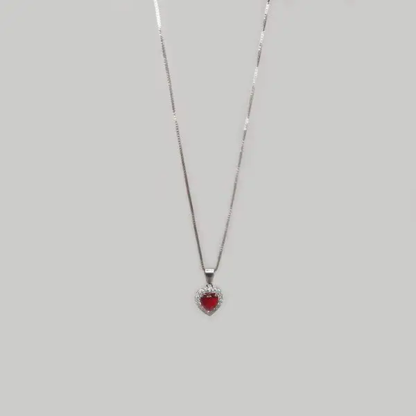 Collana cuore rosso su sfondo bianco