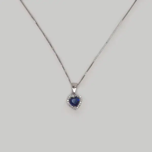 collana cuore blu su sfondo bianco